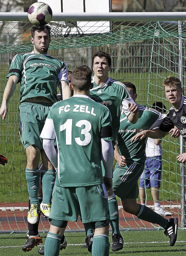Marco Grizzaffi kpft den Ball fr den FC Zell aus der Gefahrenzone.   | Foto: Freyer