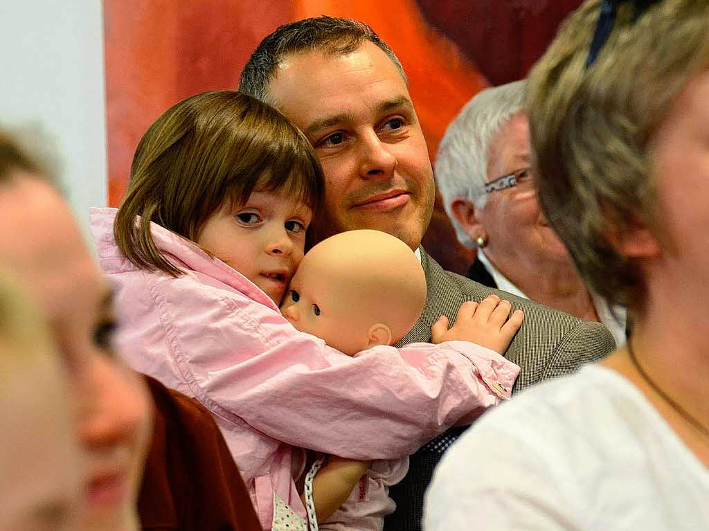 Kandidat Martin Jaeckel verfolgt mit seiner Tochter die Auszhlung.