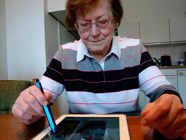 Lydia Knoblauch schtzt die Darstellun...t der Badischen Zeitung  auf dem iPad.  | Foto: Bastian Henning