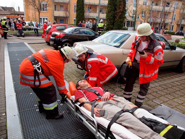 Brandbekmpfung und Menschenrettung im...DRK Herbolzheim arbeiten Hand in Hand.  | Foto: Michael Haberer