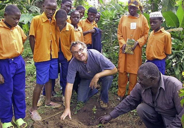 Martin Kamenisch beim Baumpflanzen fr...da, wo er als Freiwilliger arbeitete.   | Foto: Privat