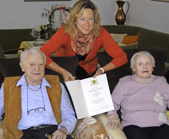 Maria und Otto Johann Pawliczek feiert...tschmann unterschriebene Ehrenurkunde.  | Foto: Dietmar Noeske