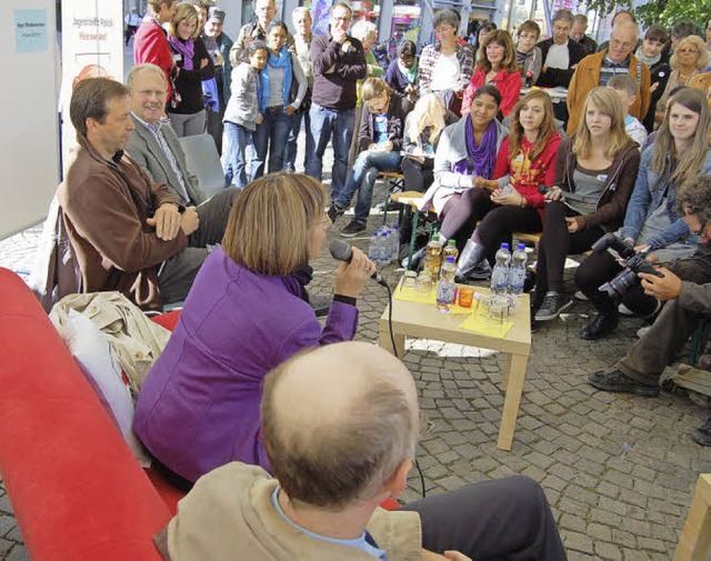 Auf dem Roten Sofa soll es vor der Bun... &#8222;Jugend trifft Politik&#8220;.   | Foto: Fotos: Carola Bruhier