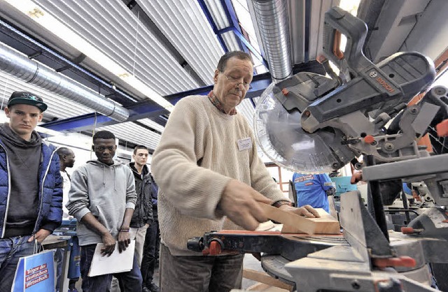 Christian Zander von der Gewerbeakademie fhrt vor, wie Holz verarbeitet wird.   | Foto: Rita Eggstein