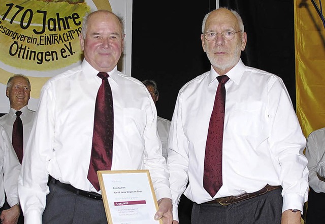 Vorsitzender Ulrich Kunzendorf (rechts...den Chor seit 60 Jahren  untersttzt.   | Foto: SEDLAK