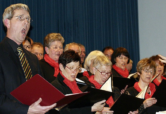 Beim fulminanten Finale begeisterten  ...m   kleinen Mnnerchor aus Neuenburg.   | Foto: Anton Winzer