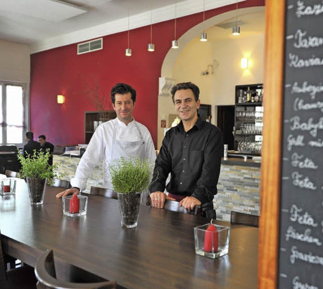 Dimitrios Charelas (rechts), der Wirt ...eria, und sein Koch Ioanis Papageorgio  | Foto: Rita Eggstein