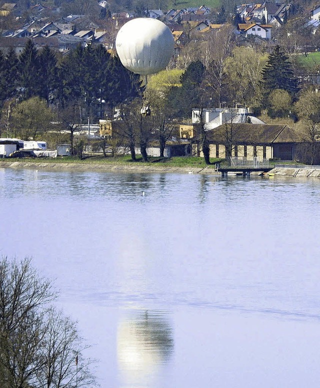 Sorgte fr Aufsehen: ein Ballon ber dem Rhein.    | Foto: Edwin Kaiser