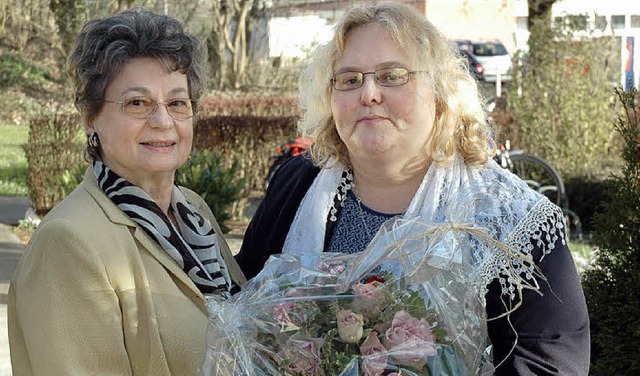 Margit Mller (links) bergibt den Vor...ssportverein Lrrach an Ruth Fischer.   | Foto: Britta Wieschenkmper