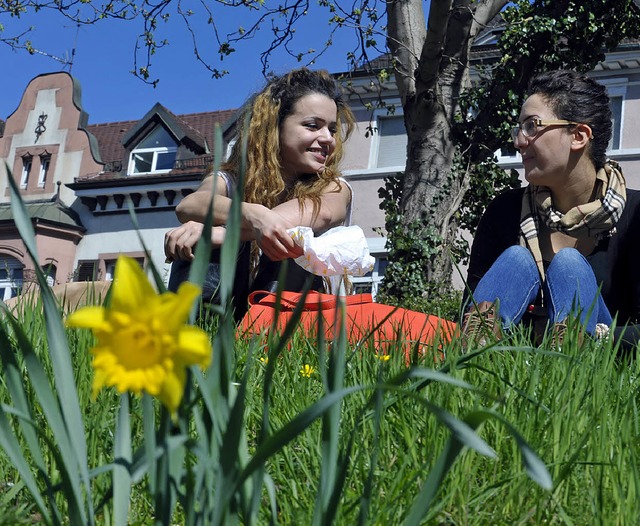 Endlich! Nancy Zarouali (links) und Li... Montag ein Sonnenbad an der Dreisam.   | Foto: Michael Bamberger