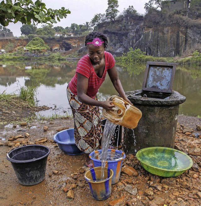 Rainer Merkel (links ) schreibt vom Leben in Liberia.   | Foto: Gerster/dpa