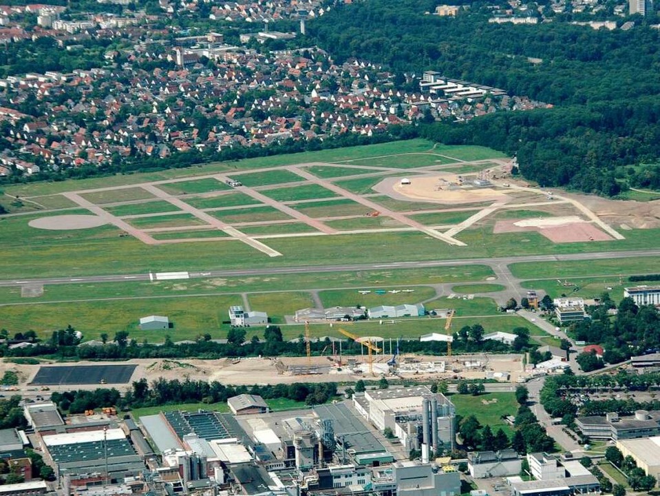 Der Flugplatz  im Sommer 2011: Das Sta...Aufbauarbeiten vor fast zwei Jahren.    | Foto: Brigitte Sasse