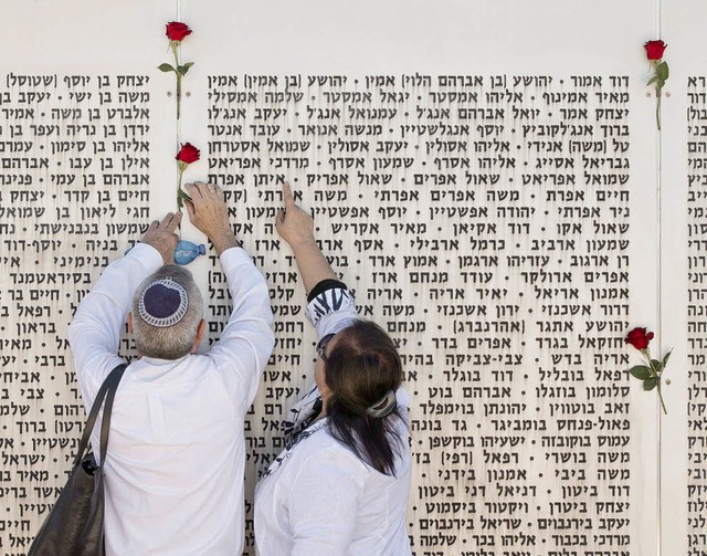 Besuch auf dem Friedhof fr die gefallenen israelischen Soldaten.  | Foto: AFP