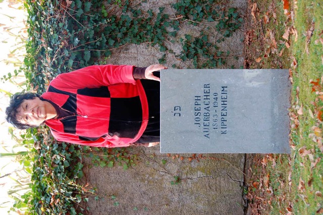 Die Holocaust-berlebende  Inge Auerbacher  am Grab eines Verwandten in Gurs.  | Foto: hupka