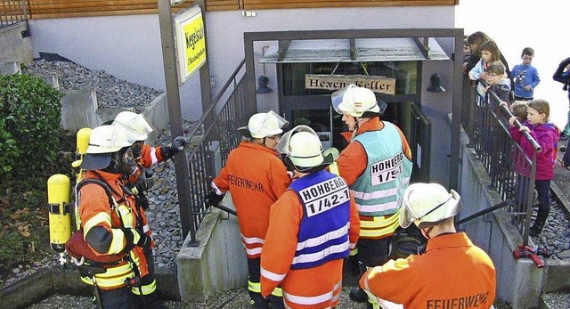 Feuerwehr strmt Hexenkeller: bung der Hohberger Wehr bei der Gemeindehalle   | Foto: renate tebbel