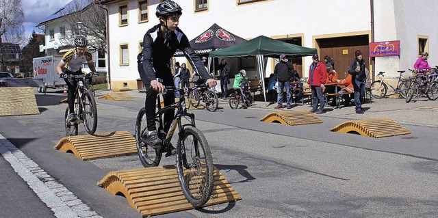 Mit  Frhlingswetter, Hindernissen und... Fahrradldele in der Maienlandstrae.  | Foto: Christa Maier