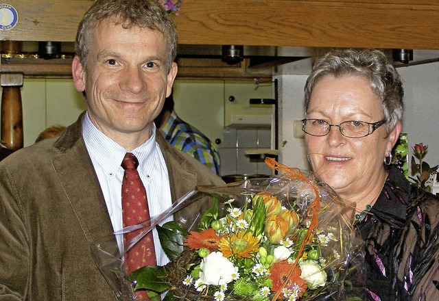 Brgermeister Josef Matt dankte der la...irtin Regina Disch mit einem Prsent.   | Foto: Liane Schilling