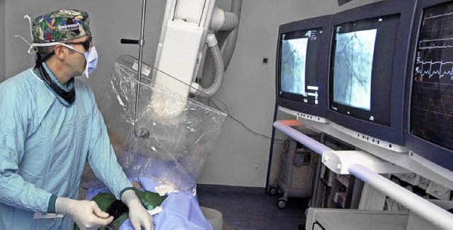 Die Operation nach einem Herzinfarkt w...enbilder auf den Monitoren berwacht.   | Foto: ddp