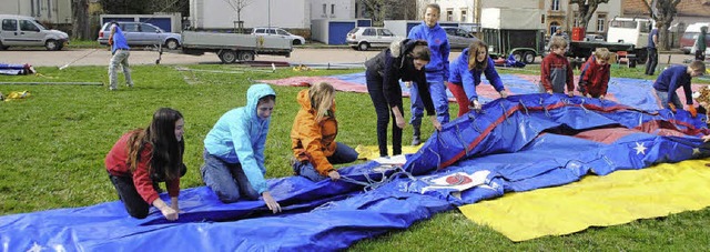 Wie echte Zirkusleute: Alle arbeiten z...ist fr die Zuschauer und die Manege.   | Foto: Beatrice Ehrlich