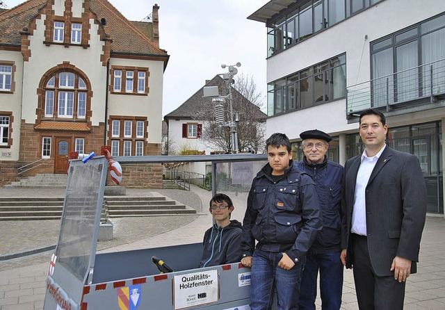 Lukas Winkler (von links) und Kevin Ob...und Brgermeister Hollemann staunten.   | Foto: H. Kiefer