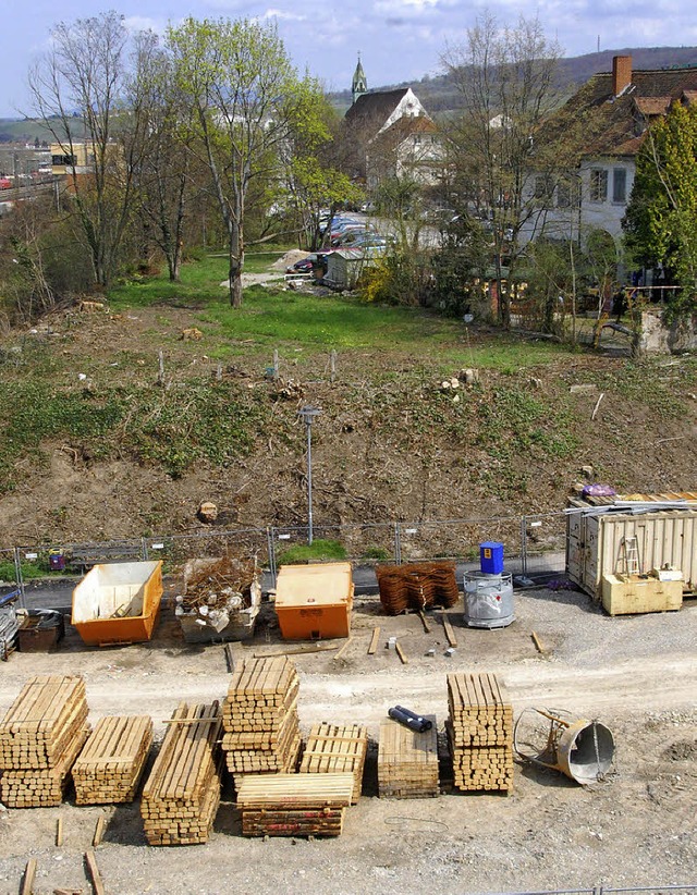 Darum geht&#8217;s: das Hangkanten-Gru...(vorne)  und Stadtbibliothek (hinten)   | Foto: Lauber