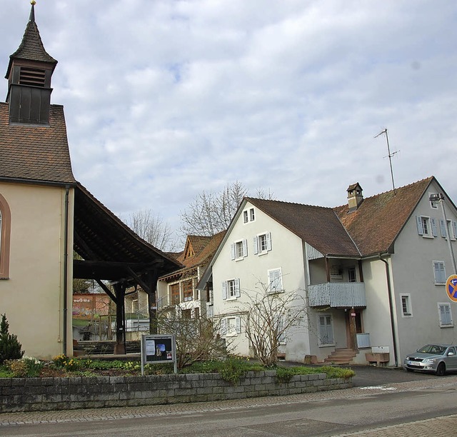 Das Anwesen an der Dorfstrae (rechts ... Kapelle einen Dorfplatz zu schaffen.   | Foto: Frey