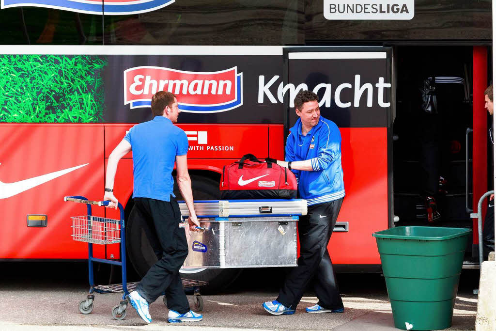 Mit groem Gepck unterwegs: der SC Freiburg auf dem Weg nach Stuttgart.