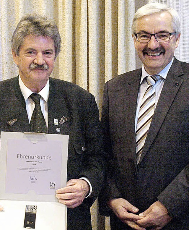 Brgermeister Helmut Kaiser berreicht...hrenamtliche Ttigkeit als Gemeinderat  | Foto: Karin Stckl-Steinebrunner