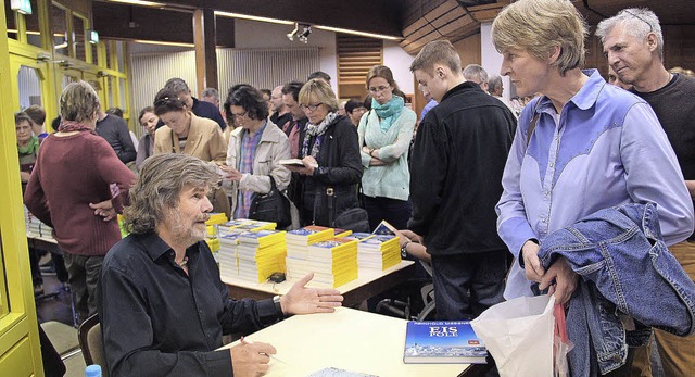 Reinhold Messner hielt einen Vortrag i...ahlreiche Bcher und Autogrammkarten.   | Foto: Monika Weber