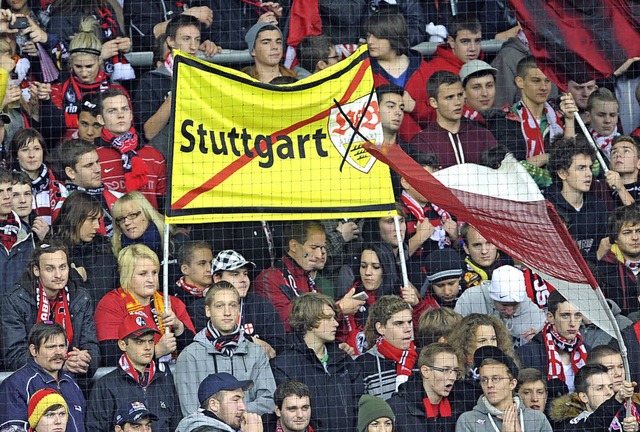 Die Fans pflegen ihre Lieblingsrituale...nner beim Bundesligaspiel im November.  | Foto: dpa