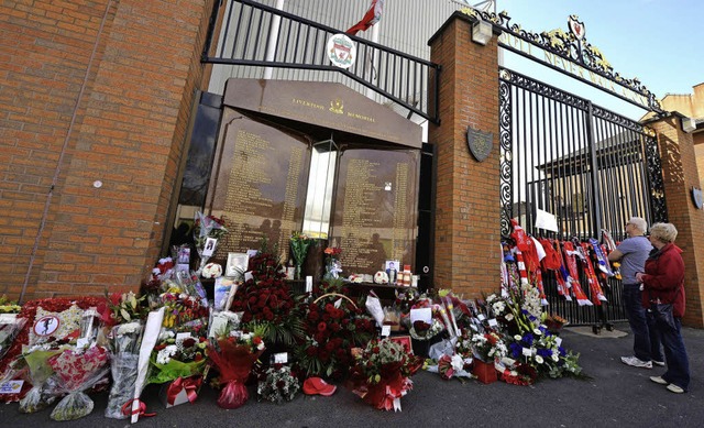 Blumen fr 96 tote Fuballfans:  Geden...  die Opfer  Hillsborough-Katastrophe   | Foto: afp/dpa