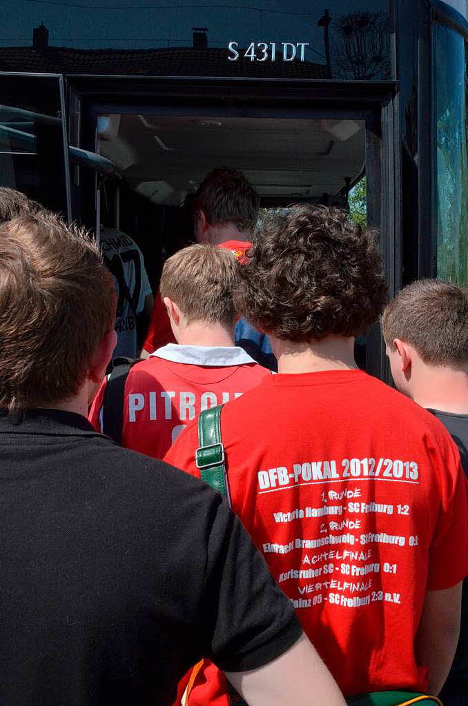 In Bad Krozingen fllen sich die Fanbusse: SC-Anhnger machen sich auf den Weg nach Stuttgart.