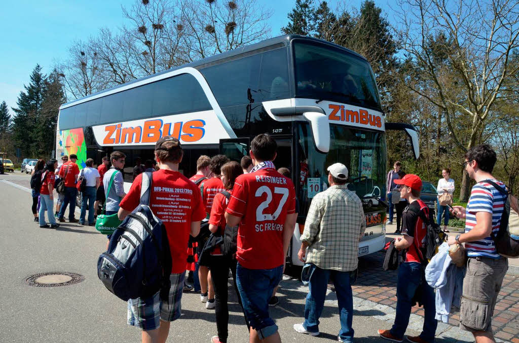 In Bad Krozingen fllen sich die Fanbusse: SC-Anhnger machen sich auf den Weg nach Stuttgart.