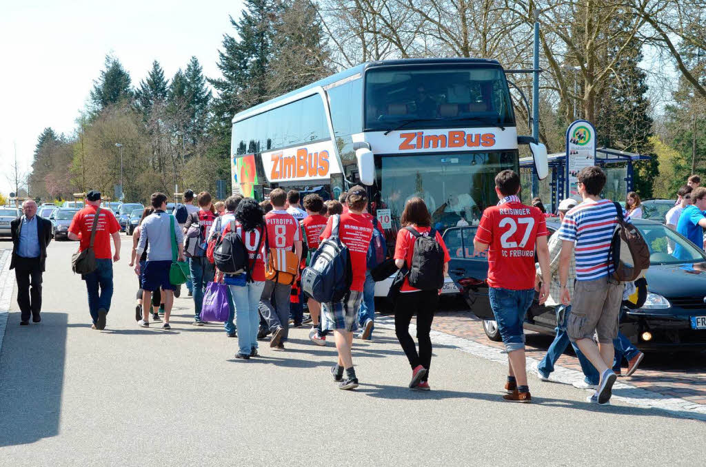 In Bad Krozingen fllen sich die Fanbusse: SC-Anhnger machen sich auf den Weg nach Stuttgart.