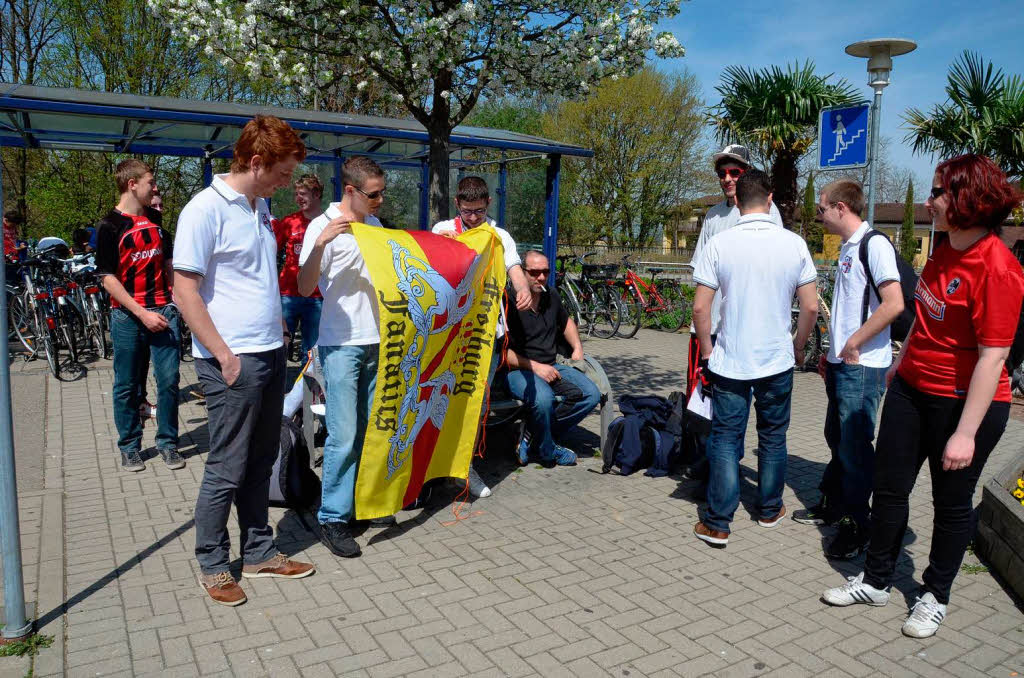 In Bad Krozingen fllen sich die Fanbusse: SC-Anhnger machen sich auf den Weg nach Stuttgart.