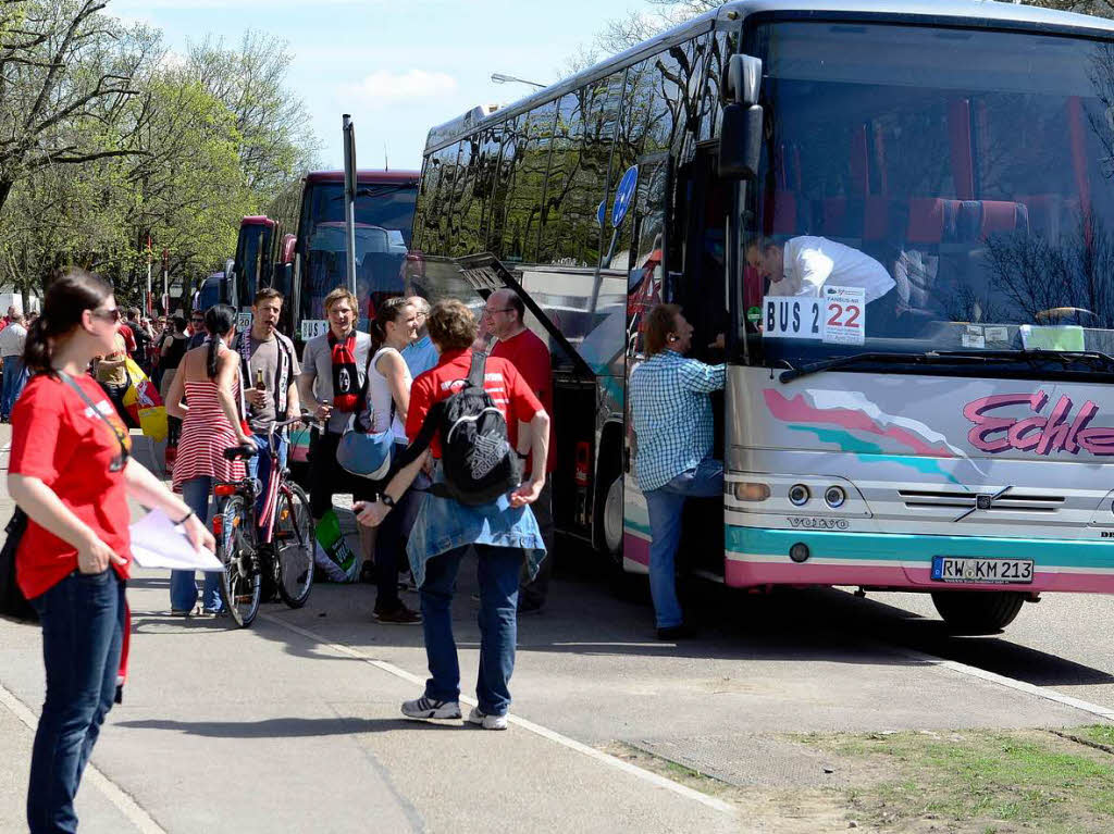 Auf in die Landeshauptstadt: Auch vom Freiburger Mage-Solar-Stadion aus haben sich mehrere hundert Fans am Mittwochnachmittag in Bussen auf den Weg zum Pokalknller gemacht. 17 Busse sind allein in Freiburg gestartet.