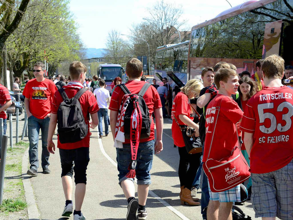 Auf in die Landeshauptstadt: Auch vom Freiburger Mage-Solar-Stadion aus haben sich mehrere hundert Fans am Mittwochnachmittag in Bussen auf den Weg zum Pokalknller gemacht. 17 Busse sind allein in Freiburg gestartet.