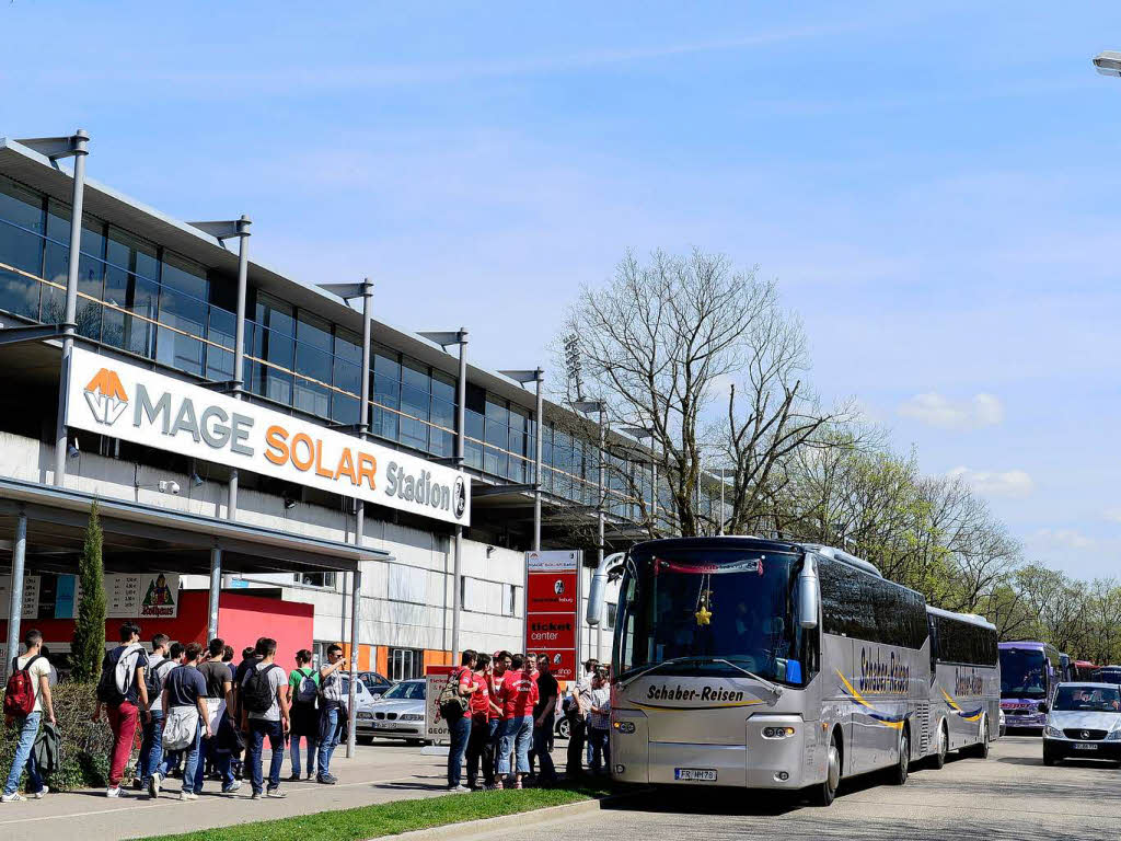 Auf in die Landeshauptstadt: Auch vom Freiburger Mage-Solar-Stadion aus haben sich mehrere hundert Fans am Mittwochnachmittag in Bussen auf den Weg zum Pokalknller gemacht. 17 Busse sind allein in Freiburg gestartet.