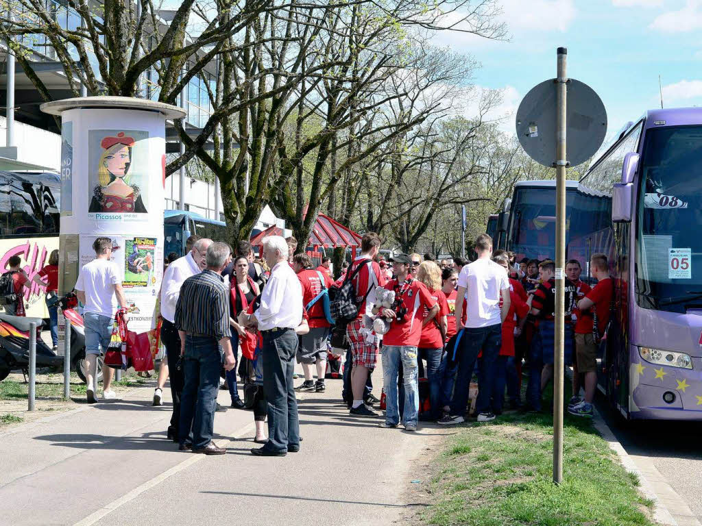 Auf in die Landeshauptstadt: Auch vom Freiburger Mage-Solar-Stadion aus haben sich mehrere hundert Fans am Mittwochnachmittag in Bussen auf den Weg zum Pokalknller gemacht. 17 Busse sind allein in Freiburg gestartet.