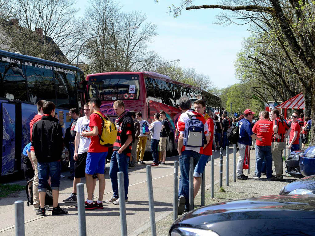 Auf in die Landeshauptstadt: Auch vom Freiburger Mage-Solar-Stadion aus haben sich mehrere hundert Fans am Mittwochnachmittag in Bussen auf den Weg zum Pokalknller gemacht. 17 Busse sind allein in Freiburg gestartet.