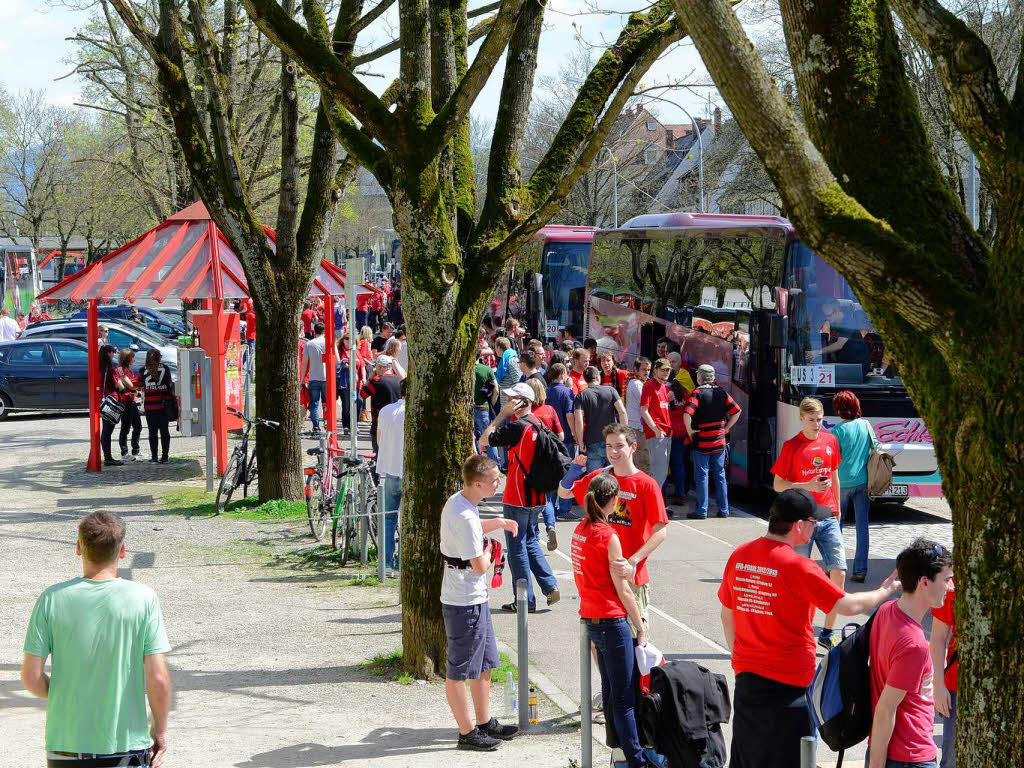 Auf in die Landeshauptstadt: Auch vom Freiburger Mage-Solar-Stadion aus haben sich mehrere hundert Fans am Mittwochnachmittag in Bussen auf den Weg zum Pokalknller gemacht. 17 Busse sind allein in Freiburg gestartet.