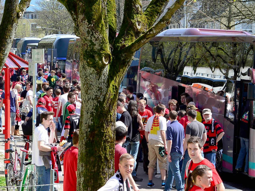 Auf in die Landeshauptstadt: Auch vom Freiburger Mage-Solar-Stadion aus haben sich mehrere hundert Fans am Mittwochnachmittag in Bussen auf den Weg zum Pokalknller gemacht. 17 Busse sind allein in Freiburg gestartet.