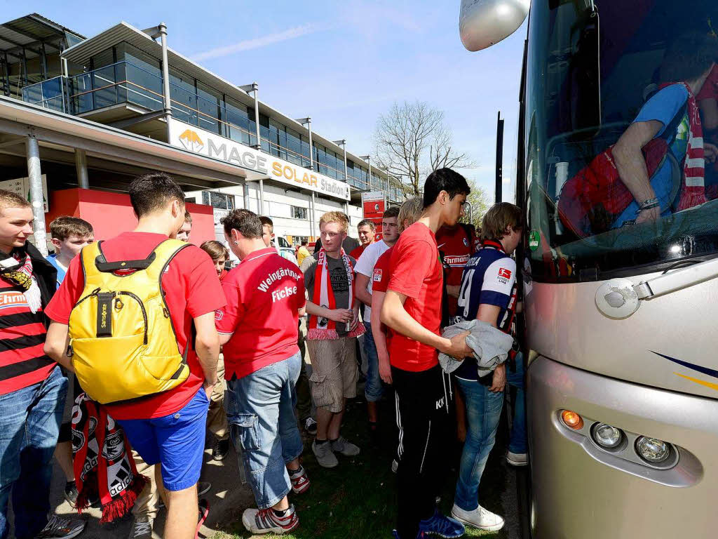 Auf in die Landeshauptstadt: Auch vom Freiburger Mage-Solar-Stadion aus haben sich mehrere hundert Fans am Mittwochnachmittag in Bussen auf den Weg zum Pokalknller gemacht. 17 Busse sind allein in Freiburg gestartet.