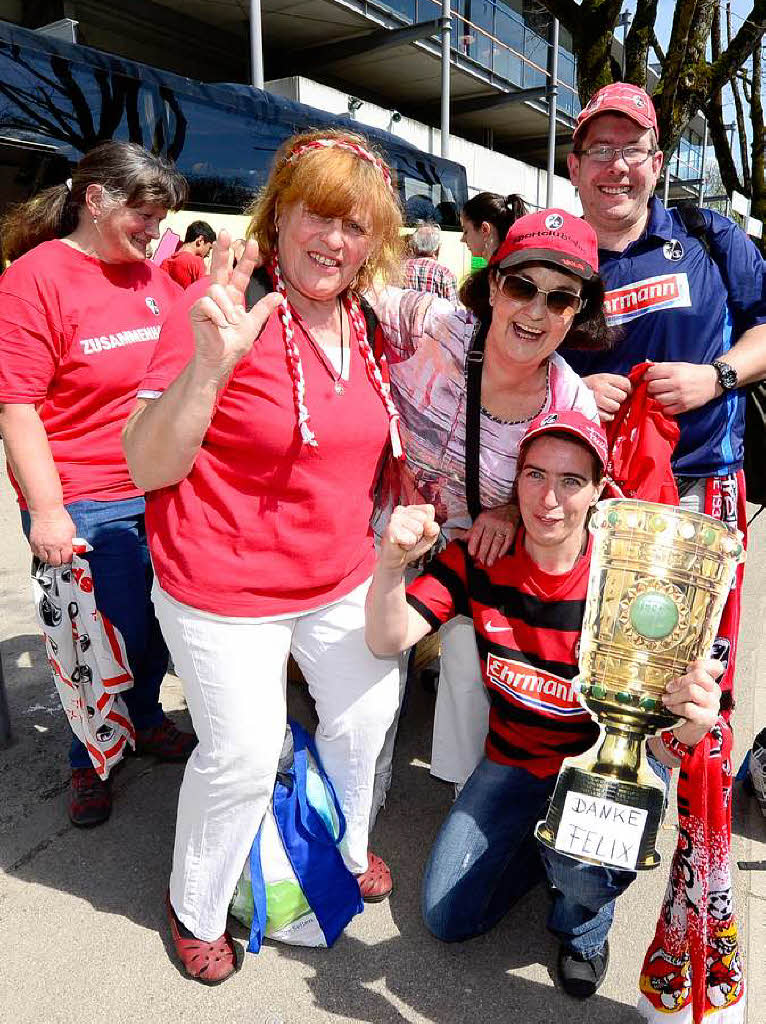 Auf in die Landeshauptstadt: Auch vom Freiburger Mage-Solar-Stadion aus haben sich mehrere hundert Fans am Mittwochnachmittag in Bussen auf den Weg zum Pokalknller gemacht. 17 Busse sind allein in Freiburg gestartet.