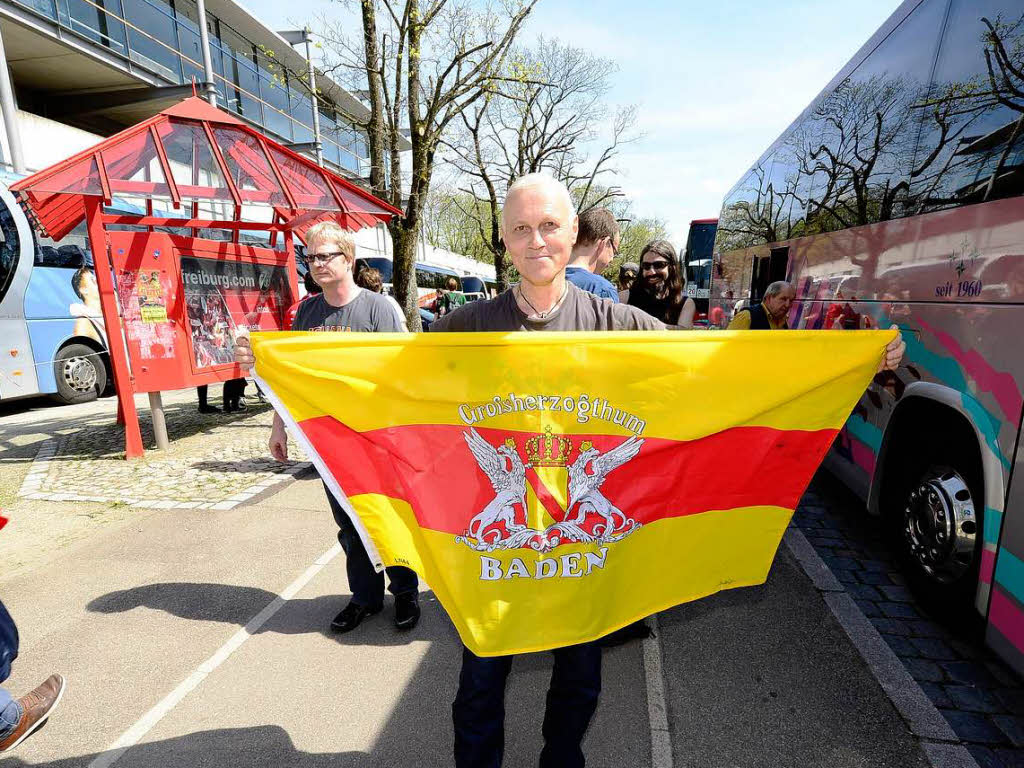 Auf in die Landeshauptstadt: Auch vom Freiburger Mage-Solar-Stadion aus haben sich mehrere hundert Fans am Mittwochnachmittag in Bussen auf den Weg zum Pokalknller gemacht. 17 Busse sind allein in Freiburg gestartet.