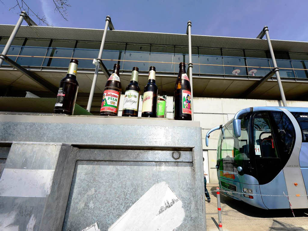 Auf in die Landeshauptstadt: Auch vom Freiburger Mage-Solar-Stadion aus haben sich mehrere hundert Fans am Mittwochnachmittag in Bussen auf den Weg zum Pokalknller gemacht. 17 Busse sind allein in Freiburg gestartet.