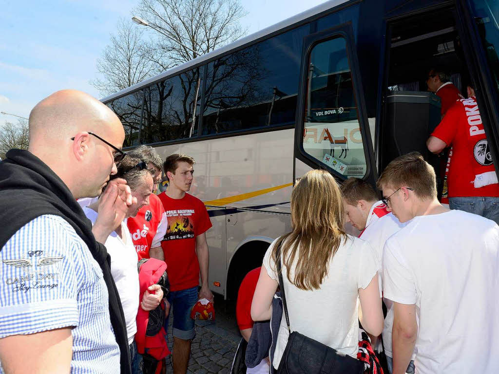 Auf in die Landeshauptstadt: Auch vom Freiburger Mage-Solar-Stadion aus haben sich mehrere hundert Fans am Mittwochnachmittag in Bussen auf den Weg zum Pokalknller gemacht. 17 Busse sind allein in Freiburg gestartet.