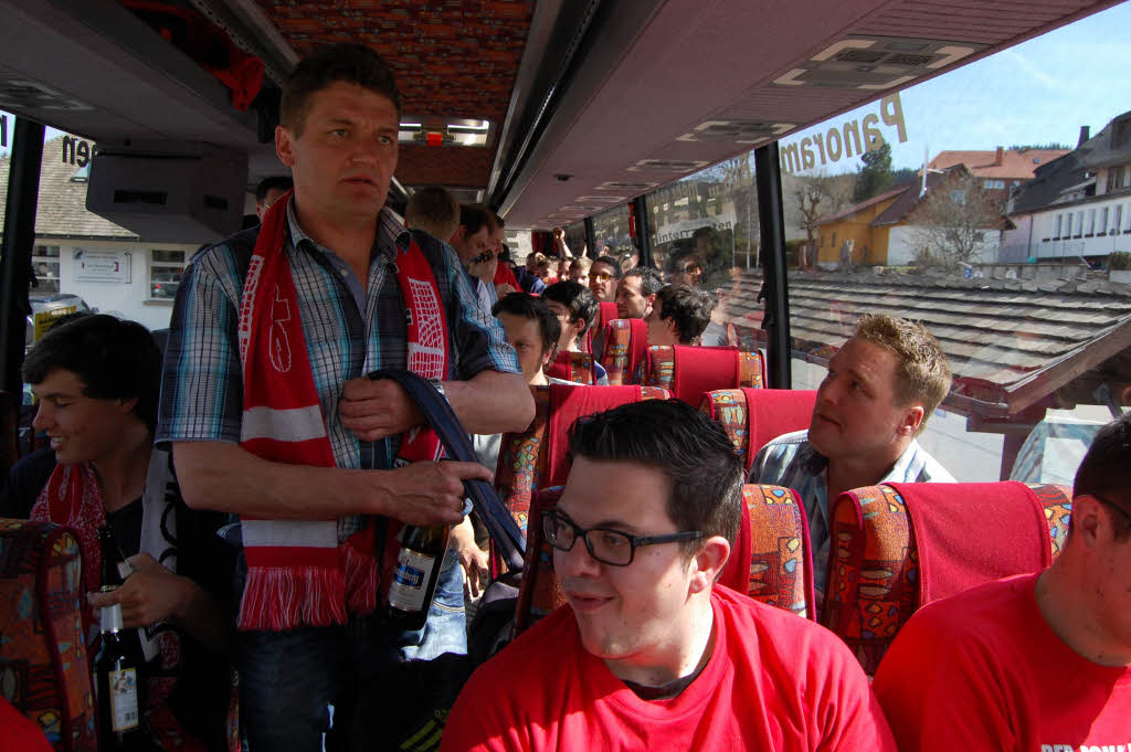 Freuen sich aufs Spiel und hoffen auf einen Sieg: SC-Fans, die von Hinterzarten aus zum DfB-Pokal-Halbfinale nach Stuttgart fahren.