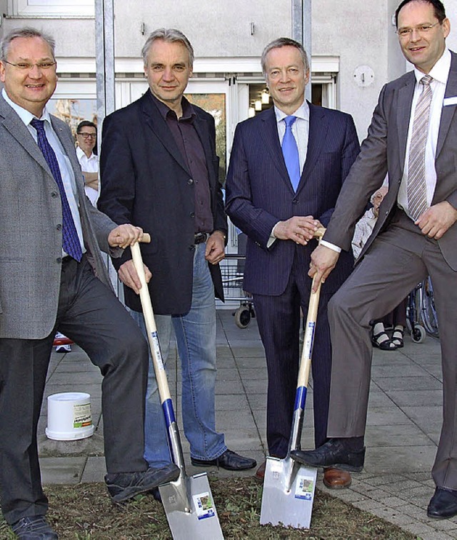 Peter Penno (von links), Dieter Kanzle...Schning mit dem  ersten Spatenstich.   | Foto: Andrea Steinhart
