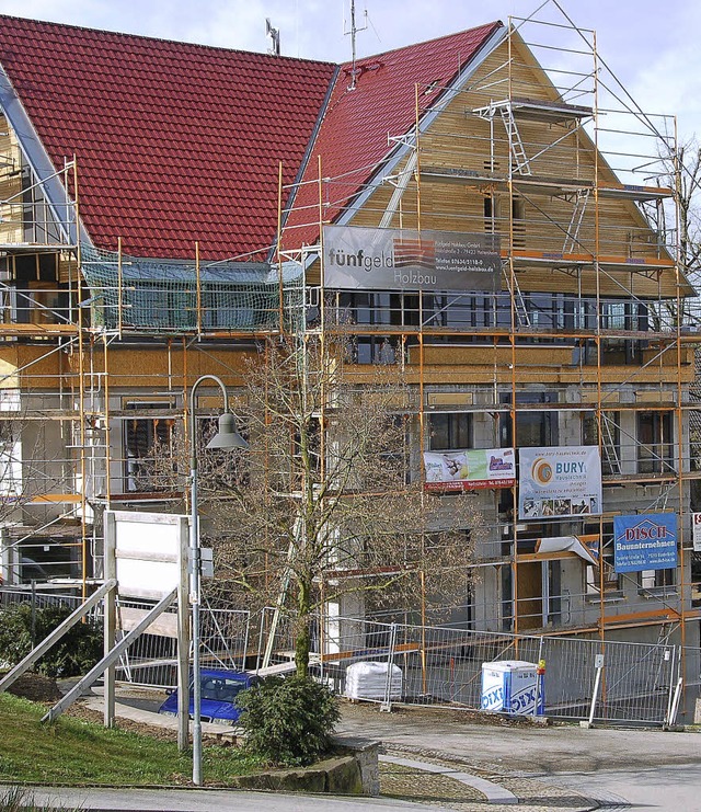 Die Arbeiten frs Gemeindehaus in Heuw...reinshaus  gehen in die Schlussrunde.   | Foto: Frank Kiefer